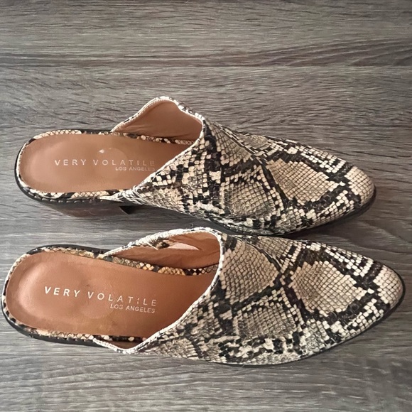 Very Volatile Safira snakeskin mules - Boho slide on shoes - Picture 3 of 7